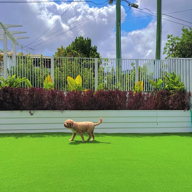 چمن مصنوعی در فضای باز